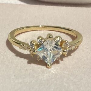 🌸Elegant Vintage or Antique Style Princess Cut Petite Cz Diamond band